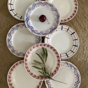 8 assiettes plates anciennes en rouge et bleu