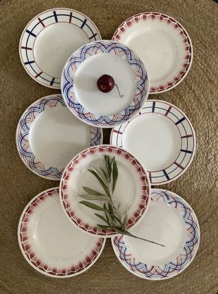 8 assiettes plates anciennes en rouge et bleu